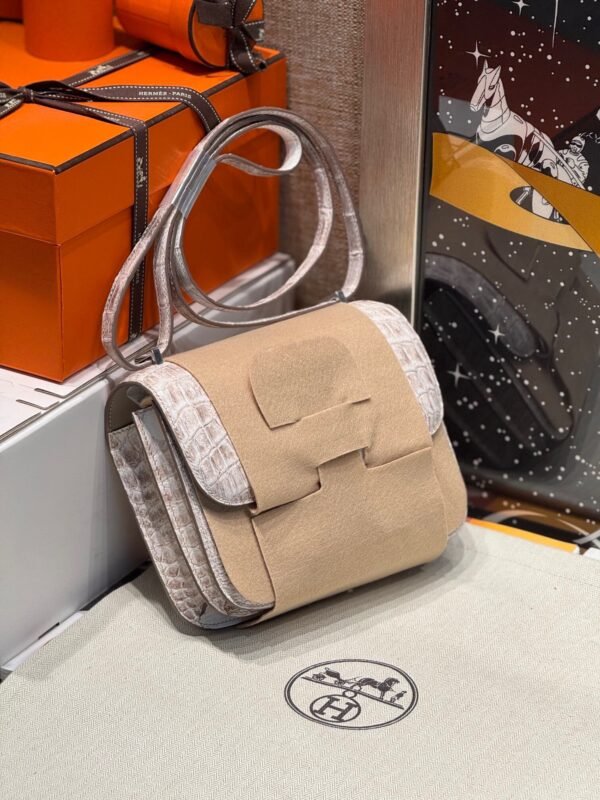 Hermès Constance 18CM Himalaya 01 Matter Crocodile Silver Hardware French Handmade